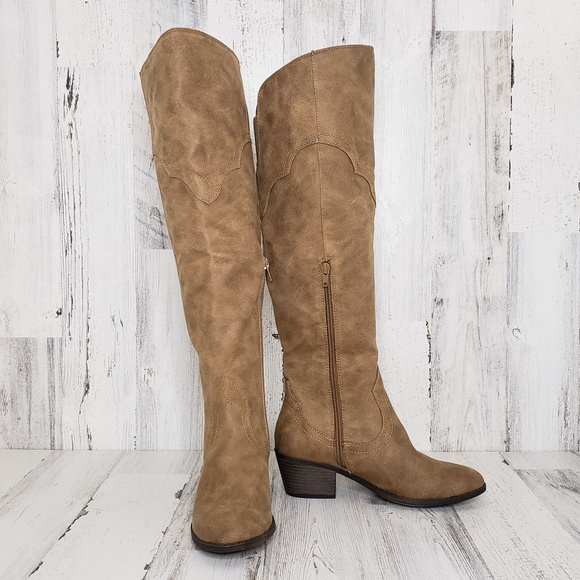 Fergalicious Women *BRAND NEW!* Fergalicious Bata Boot